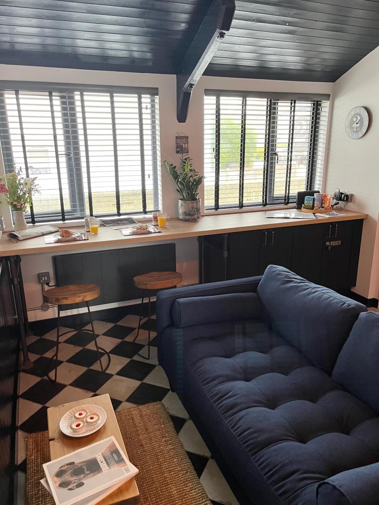 2 The Old Canteen, Two Minute Walk To Beach 라임레지스 외부 사진