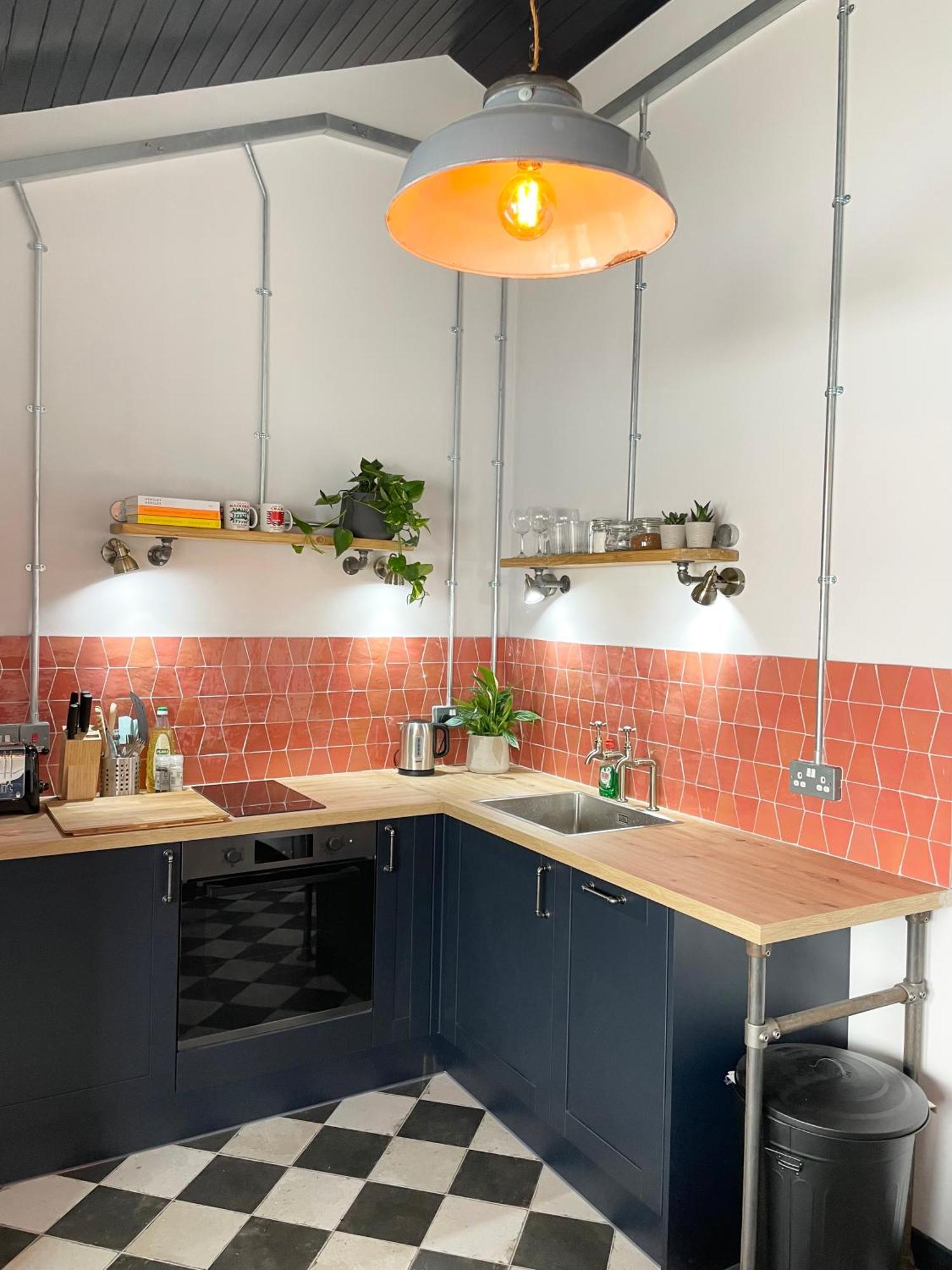 2 The Old Canteen, Two Minute Walk To Beach 라임레지스 외부 사진