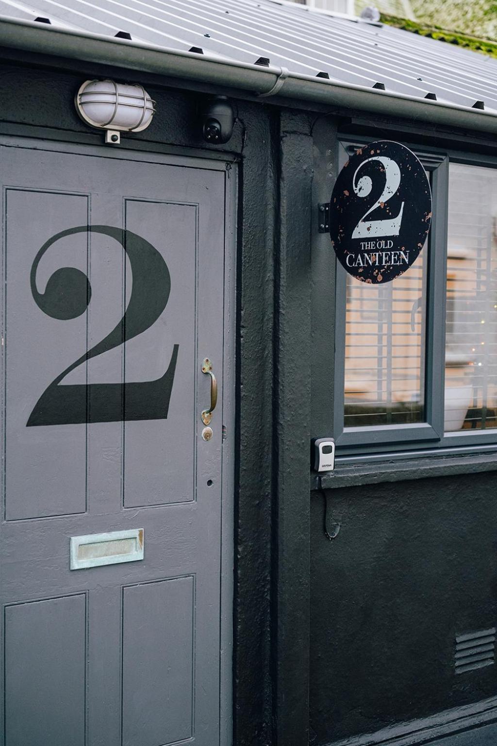 2 The Old Canteen, Two Minute Walk To Beach 라임레지스 외부 사진