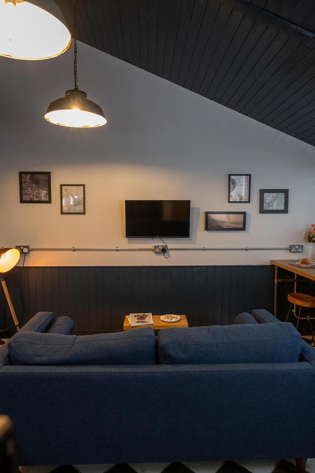 2 The Old Canteen, Two Minute Walk To Beach 라임레지스 외부 사진
